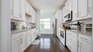 Kylskåp, mikrovågsugn, ugn och spishäll