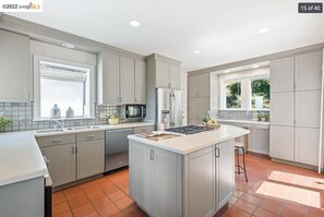 Private kitchen - Berkeley Hills House with Great views of Bay and Bridges (Berkeley)