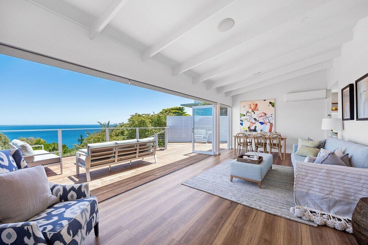 TV, bøker, stereoanlegg og kontorer