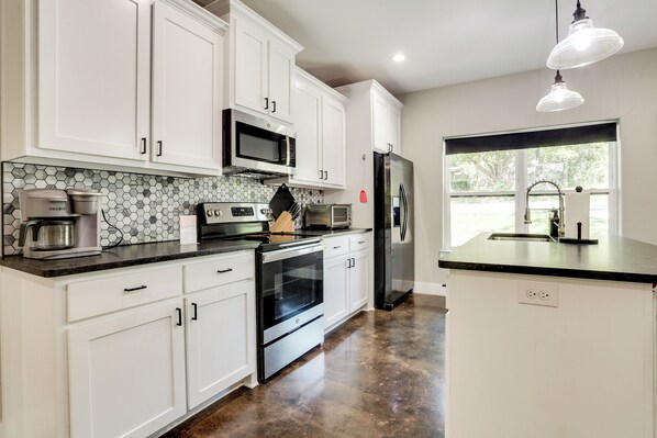Fridge, microwave, stovetop, dishwasher