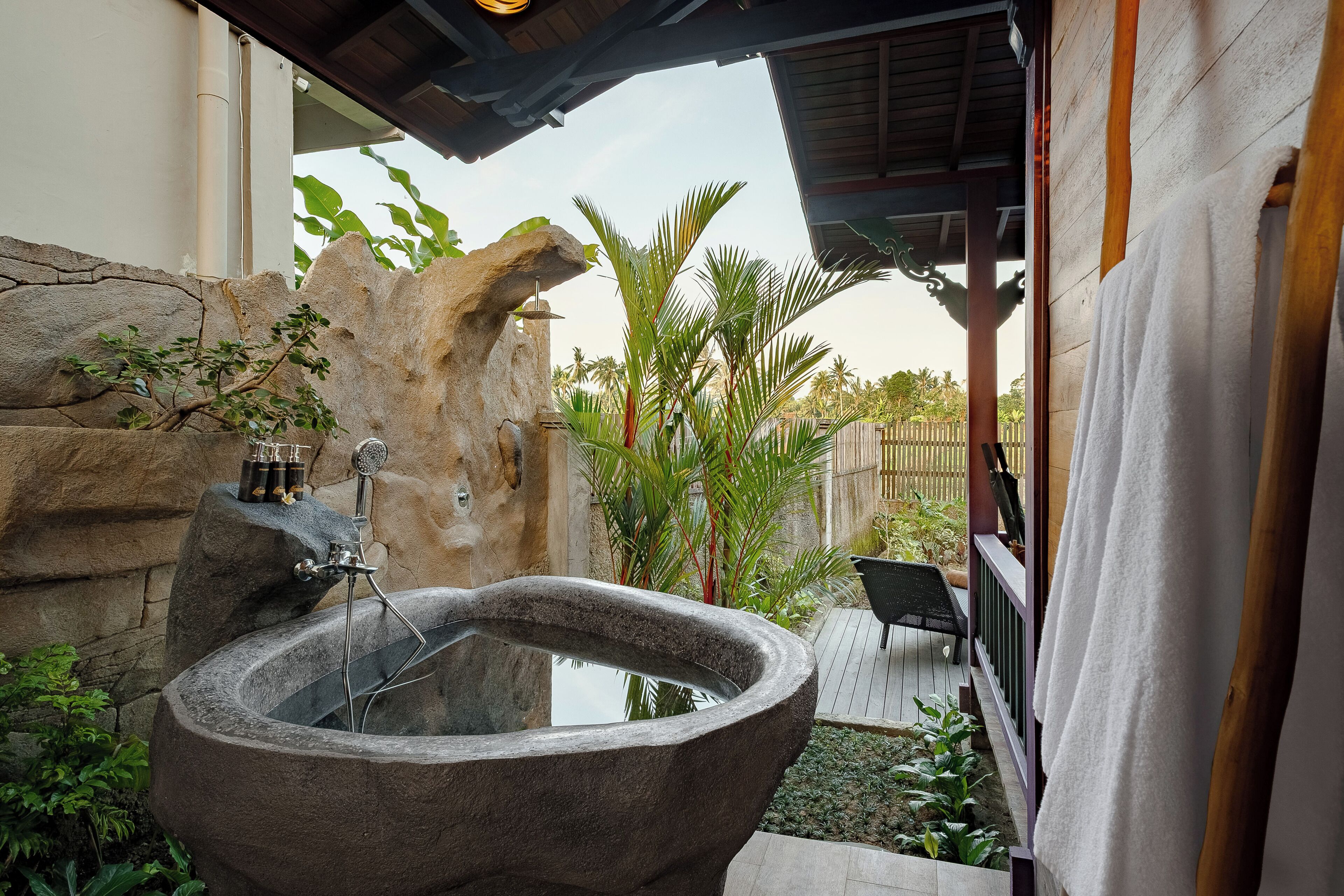 Vila, 1 kamar tidur, pemandangan kolam renang | Kamar mandi | Pengering rambut, jubah mandi, sandal, dan handuk