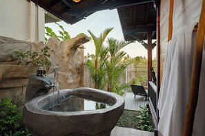 别墅, 1 间卧室, 泳池景观 | 浴室 | 吹风机、浴袍、拖鞋、毛巾