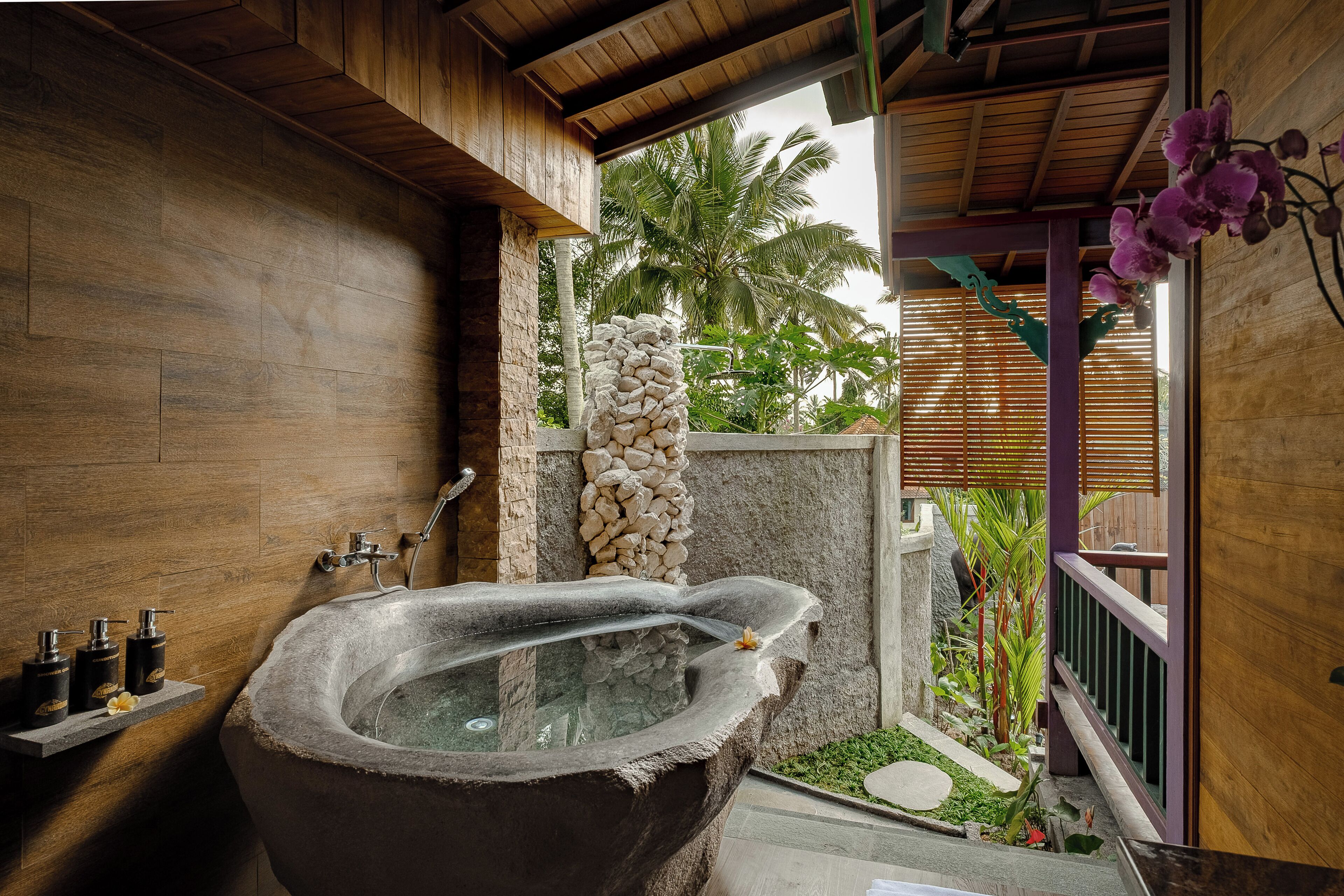 One Bedroom Villa with Garden View | Kamar mandi | Pengering rambut, jubah mandi, sandal, dan handuk