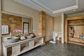 Junior Room | Bathroom | Hair dryer, bathrobes, slippers, towels - Gynandha Ubud Cottage (Ubud)