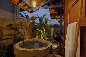 Villa, 1 habitación, vista a la alberca | Baño | Secadora de cabello, batas, pantuflas, toallas