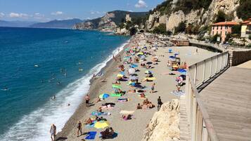 Una spiaggia nelle vicinanze