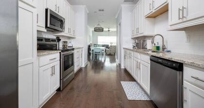 Home for Groups, Steps to Beach!