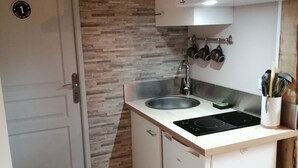 A compact kitchen with a microwave, sink, and stove. - Studio in the heart of nature, 800 m from La bresse-hohneck ski resort (La Bresse)
