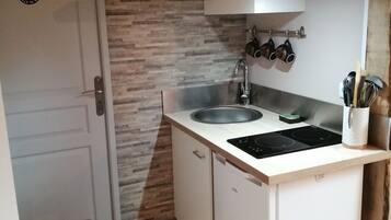 Coffee/tea maker, fridge, microwave, oven