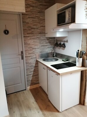 Kühlschrank, Mikrowelle, Ofen, Herdplatte