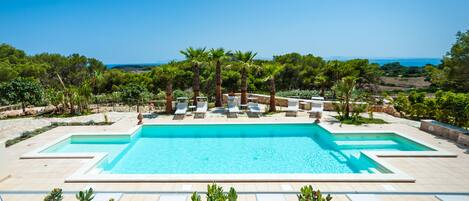 Piscina stagionale all'aperto, ombrelloni da piscina, lettini