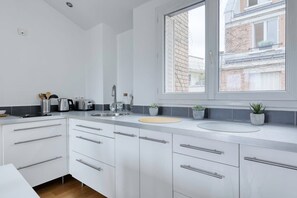Fridge, microwave, oven, stovetop - Classy, New & Large Designed Studio - Paris 16 (Paris)