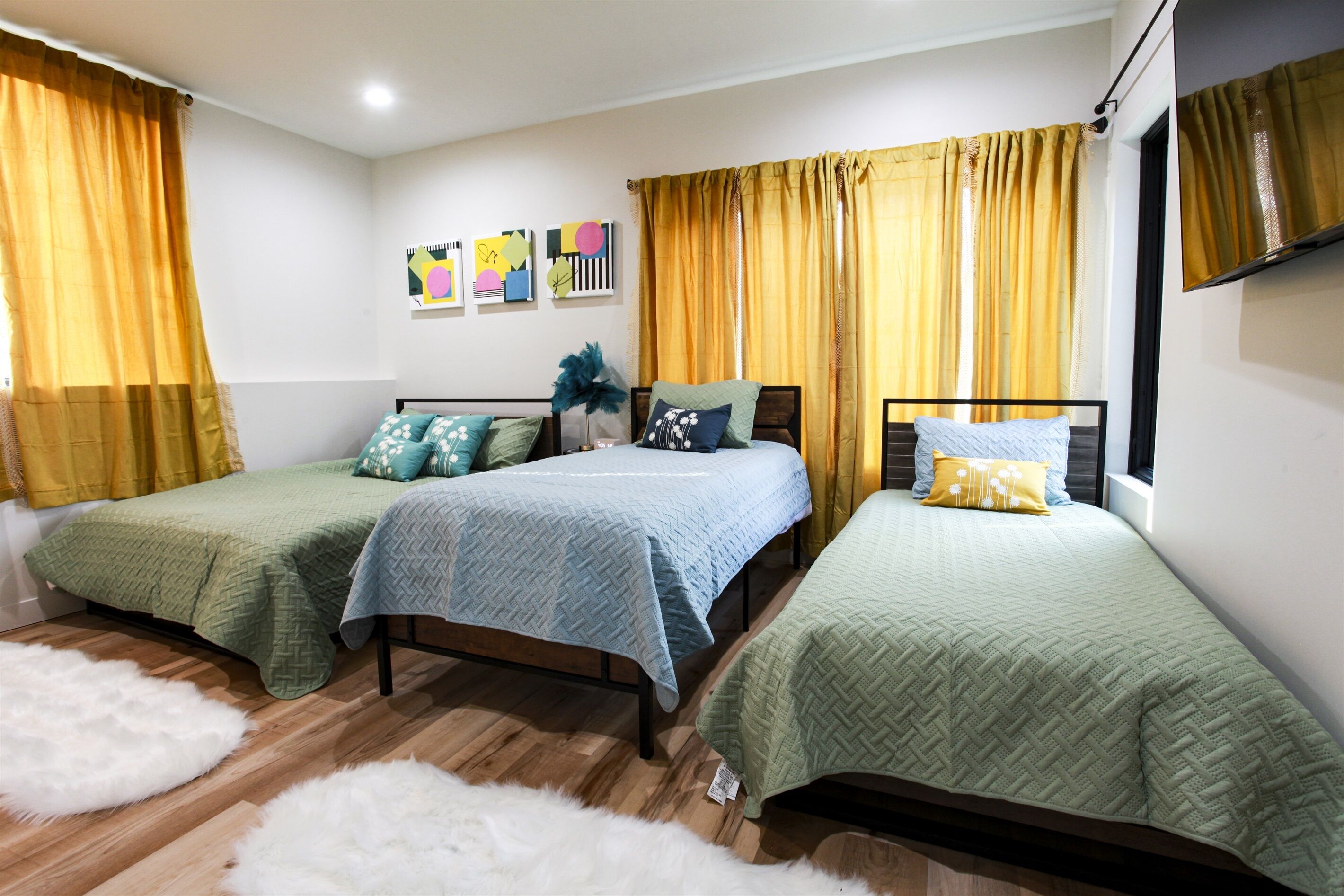4 bedrooms, desk, iron/ironing board, travel cot