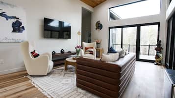 Smart TV, tavolo da ping pong, libri