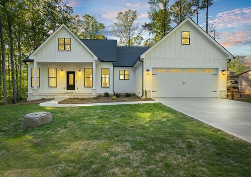 HGTV Style Lakefront Retreat/Fully Loaded/2 Kings/Coffee Bar