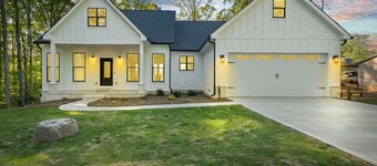 HGTV Style Lakefront Retreat/Fully Loaded/2 Kings/Coffee Bar