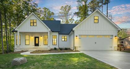 HGTV Style Lakefront Retreat/Fully Loaded/2 Kings/Coffee Bar