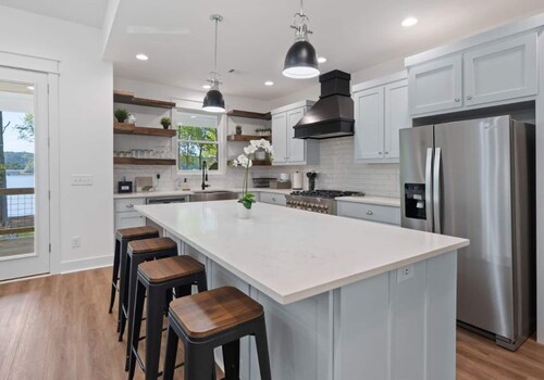 Enjoy a modern Lake Sinclair retreat with two king beds, a private putting green, kayaks, and a game room.