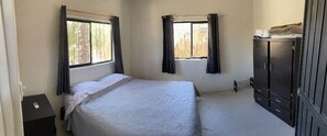 3 bedrooms, desk, WiFi, bed sheets