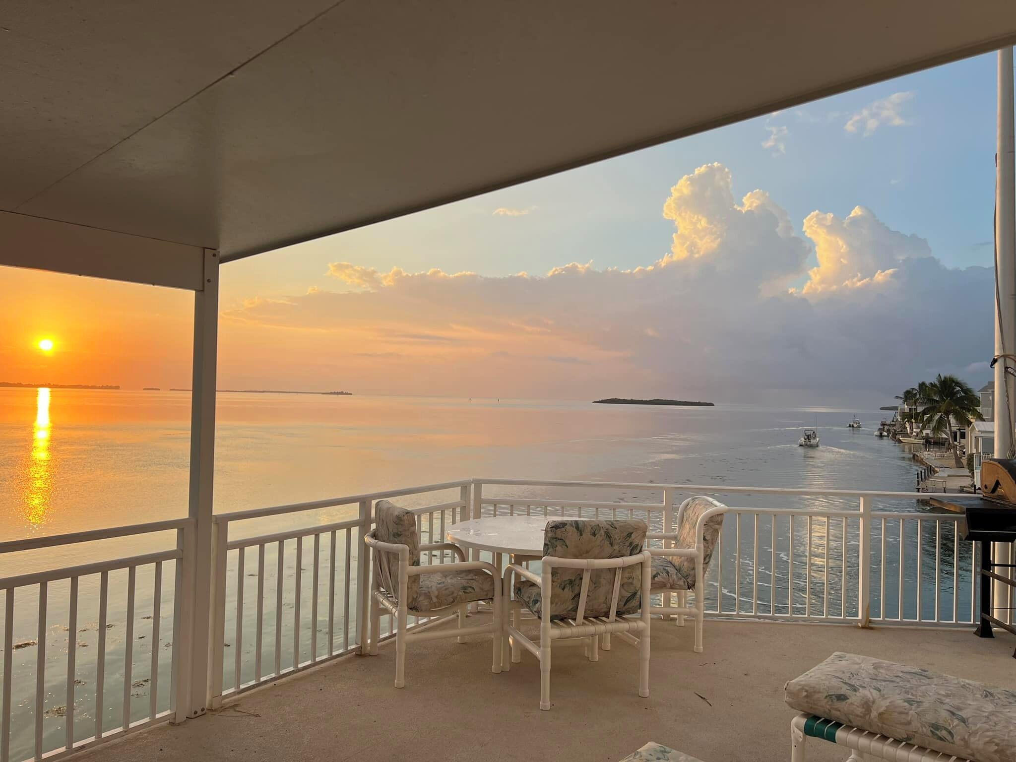 Rise-N-Shine with spectacular sunrise views!