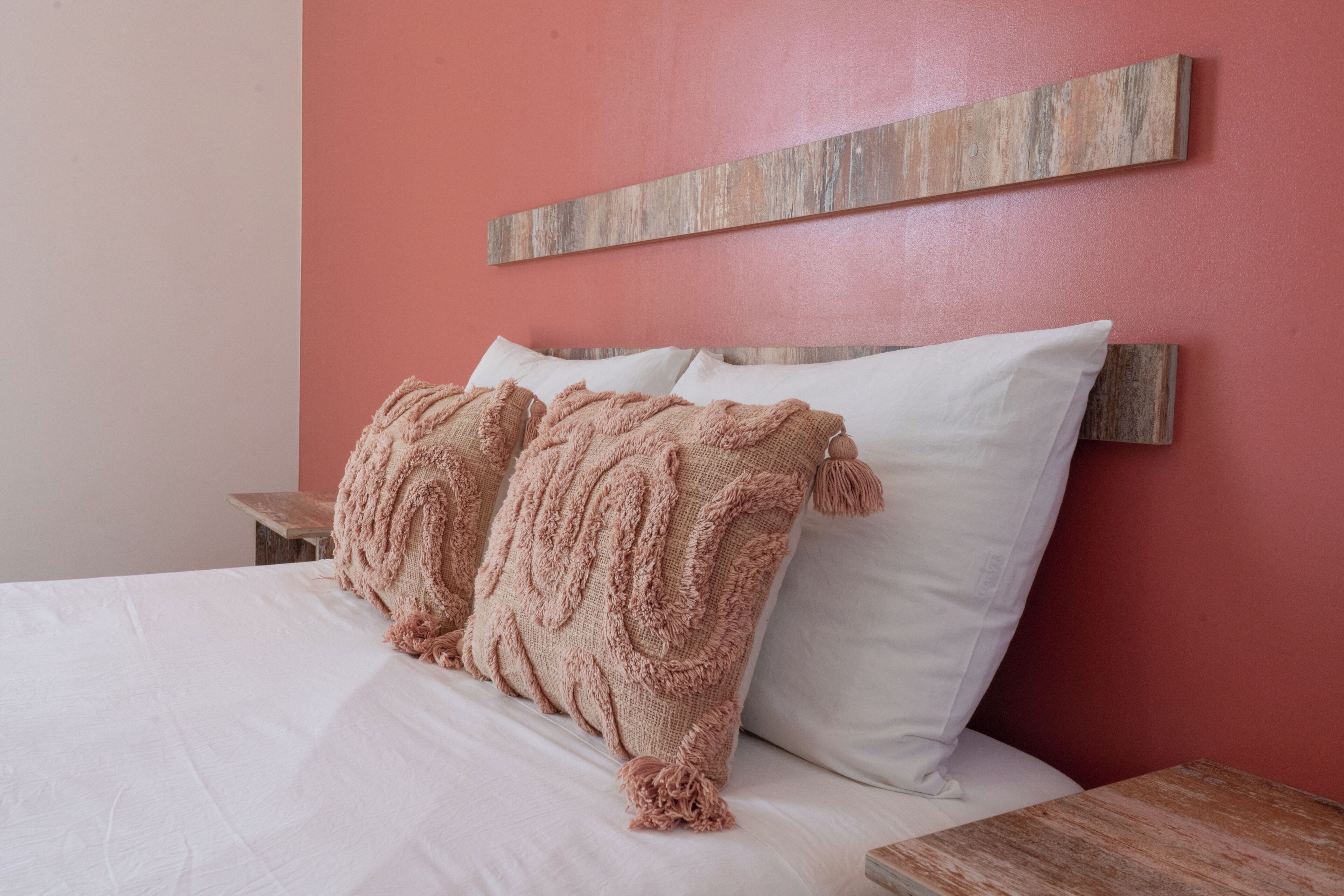 Standaard tweepersoonskamer | Luxe beddengoed, donzen dekbedden, individueel gemeubileerd, een bureau