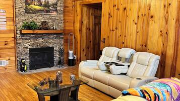 TV connectée, cheminée, jeux vidéo, livres