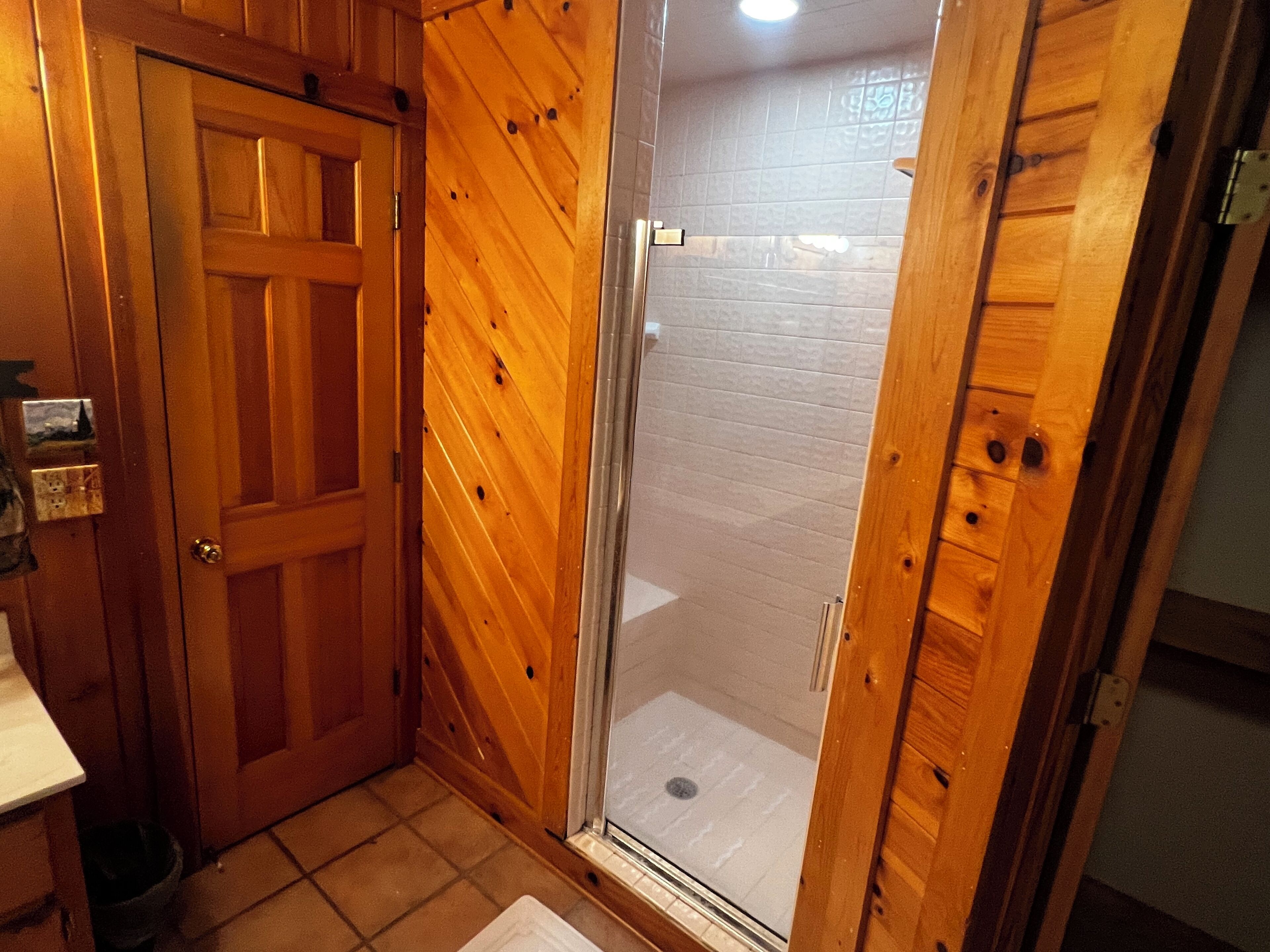 Douche, baignoire à remous, séchoir à cheveux, serviettes fournies