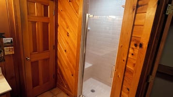 Douche, baignoire à remous, séchoir à cheveux, serviettes fournies
