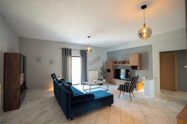 Familjelägenhet | Vardagsrum | 50-tums smart-tv med kabelkanaler, Netflix och streamingtjänster