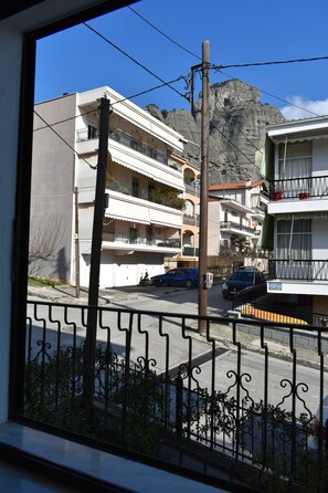 A view of a street with buildings, a mountain, and a clear sky. - Meteora House with a view (Kalabaka)