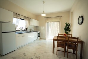 Kondominium Keluarga | Dapur pribadi | Lemari es, oven, kompor, dan peralatan masak/sendok-piring