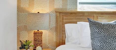 3 habitaciones, escritorio y tabla de planchar con plancha