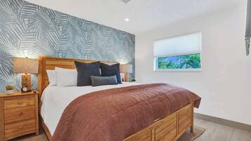 3 bedrooms, desk, iron/ironing board, travel crib