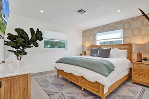 3 bedrooms, desk, iron/ironing board, WiFi - 5 mins to beach + Brand New Pool and Tiki Hut. (Oakland Park)