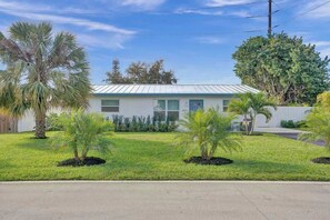Exterior - 5 mins to beach + Brand New Pool and Tiki Hut. (Oakland Park)
