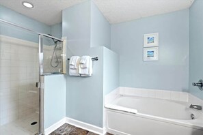 Bathtub, hair dryer, towels, shampoo - Heated Pool & Game Room! The Sunshine Cottage (Jacksonville Beach)