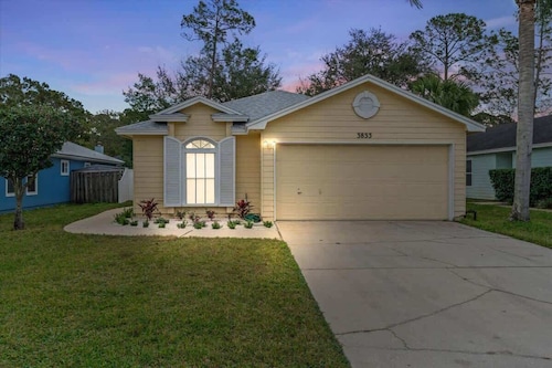 Heated Pool & Game Room! The Sunshine Cottage