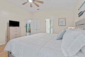3 Schlafzimmer, Schreibtisch, Bügeleisen/Bügelbrett, Reisekinderbett