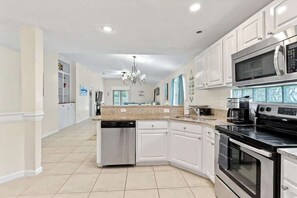 ثلاجة، ميكروويف، فرن، موقد طهي مسطح