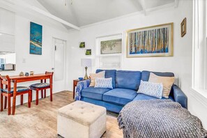 TV - North Park 1BR Cottage Prime Location with Parking (San Diego)