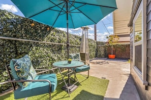 Outdoor dining - North Park 1BR Cottage Prime Location with Parking (San Diego)
