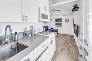 ثلاجة، ميكروويف، فرن، موقد طهي مسطح