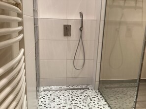 Shower, hair dryer, towels, soap - Character apartment in the 6th arrondissement (Lyon)