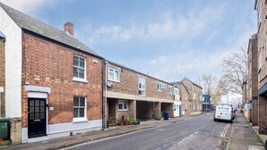 A street view with brick buildings, a parked van, and a clear sky. - Bright Spacious 2-bedroom Jericho House (Oxford)