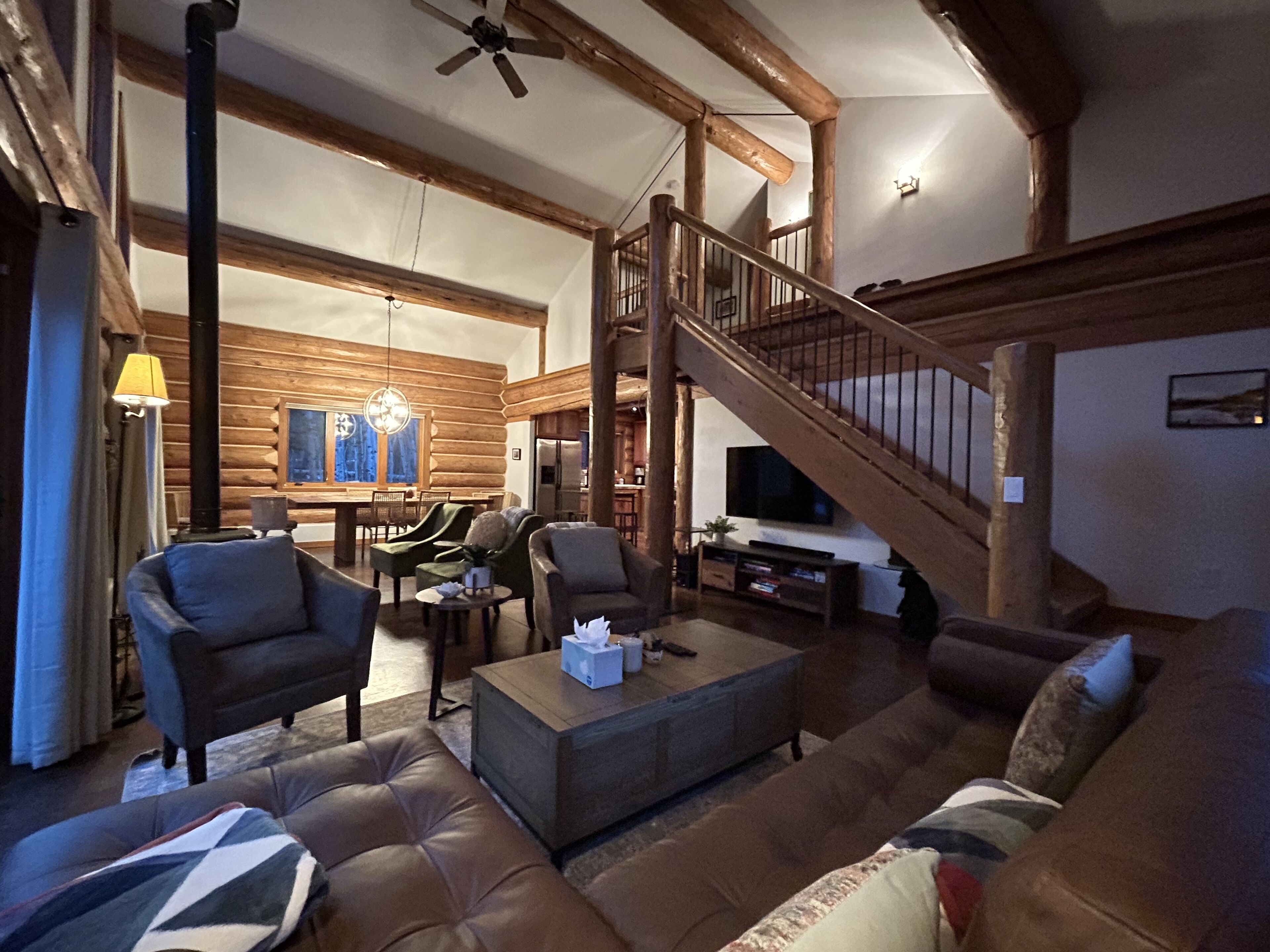 智能电视、壁炉、书、电脑显示器