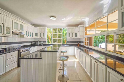 Large Golf View Villa With Pool Jacuzzi and Staff