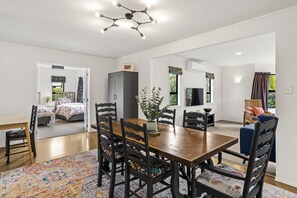 2 bedrooms, WiFi - Regent Retreat – Martinborough Holiday Home (Martinborough)