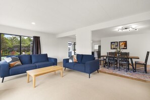 TV - Regent Retreat – Martinborough Holiday Home (Martinborough)