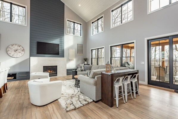 智能电视、壁炉、DVD 播放器、桌上足球