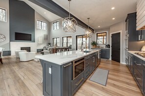 冰箱、微波炉、烤箱、炉灶